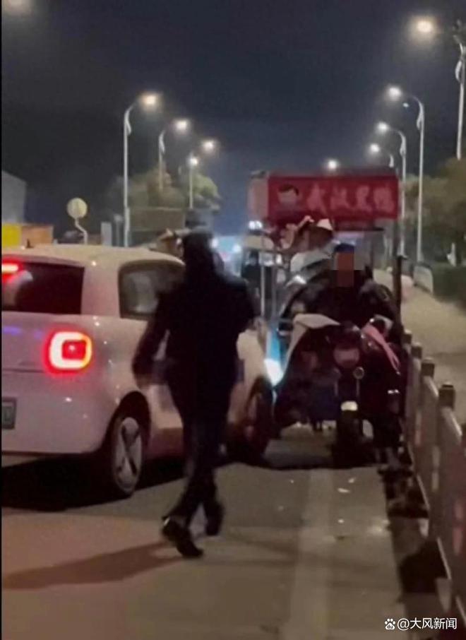 攤販闖卡撞上執(zhí)法車，網(wǎng)友熱議不遵守交通規(guī)則與執(zhí)法不當行為