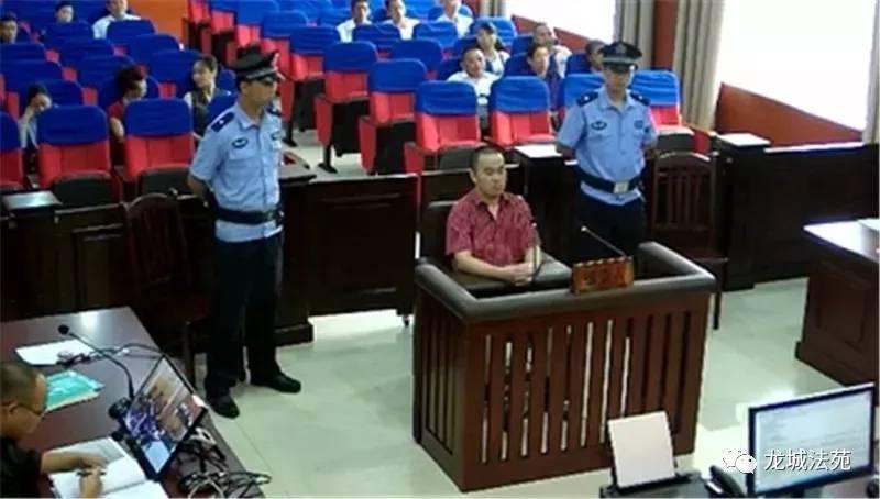 男子從情人車中摔出身亡，妻子索賠60萬